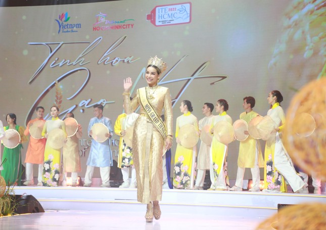 Thùy Tiên cùng Hoa hậu Hòa bình 4 nước catwalk trong Gala 'Tinh hoa gạo Việt' ảnh 11