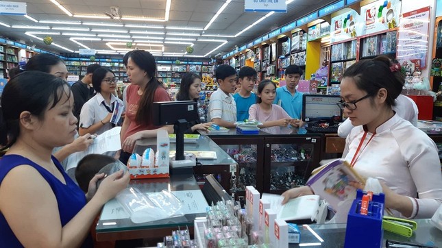 Phụ huynh nháo nhào tìm sách cho con, các nhà sách kẹt cứng người ảnh 3