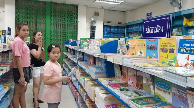Phụ huynh nháo nhào tìm sách cho con, các nhà sách kẹt cứng người ảnh 1