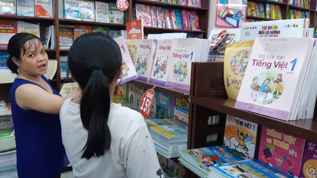 Phụ huynh nháo nhào tìm sách cho con, các nhà sách kẹt cứng người ảnh 5