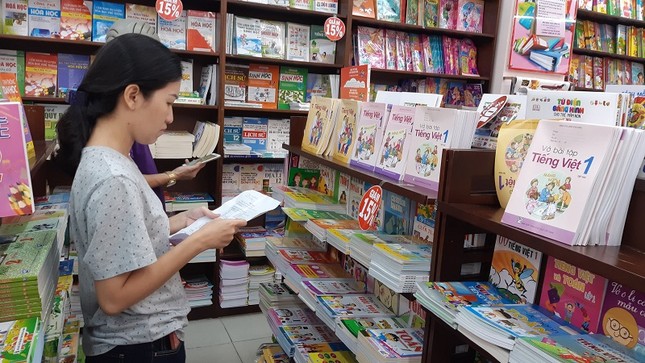 Phụ huynh nháo nhào tìm sách cho con, các nhà sách kẹt cứng người ảnh 6