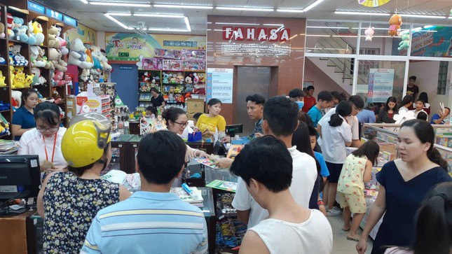 Phụ huynh nháo nhào tìm sách cho con, các nhà sách kẹt cứng người ảnh 2