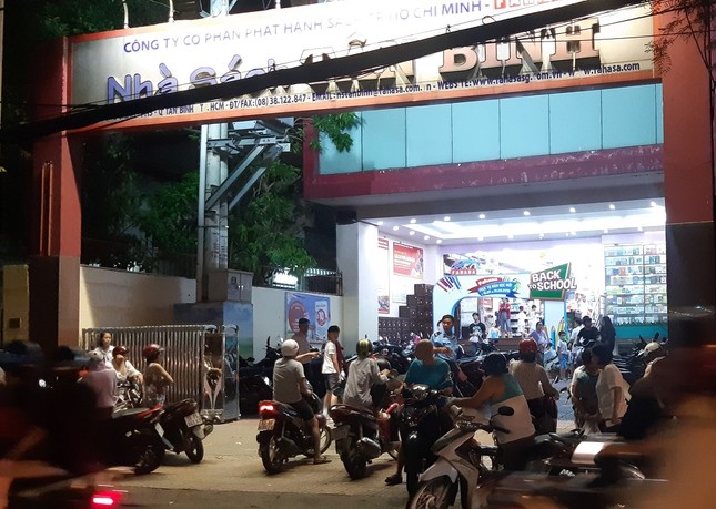 Phụ huynh nháo nhào tìm sách cho con, các nhà sách kẹt cứng người ảnh 4