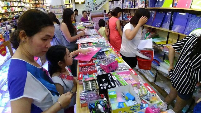 Phụ huynh nháo nhào tìm sách cho con, các nhà sách kẹt cứng người ảnh 11