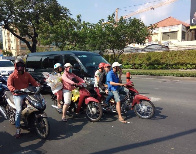 Người dân Sài Gòn 'vật lộn' với nắng nóng kéo dài ảnh 2