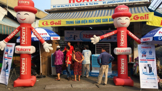 Người dân Sài Gòn 'vật lộn' với nắng nóng kéo dài ảnh 6