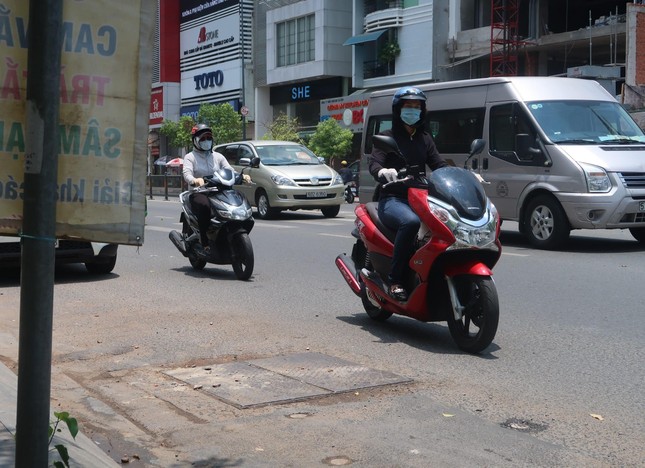 Người dân Sài Gòn 'vật lộn' với nắng nóng kéo dài ảnh 3