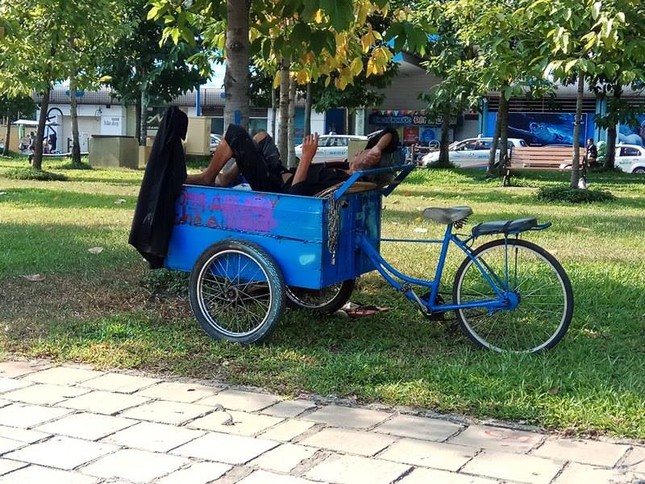 Người dân Sài Gòn 'vật lộn' với nắng nóng kéo dài ảnh 8