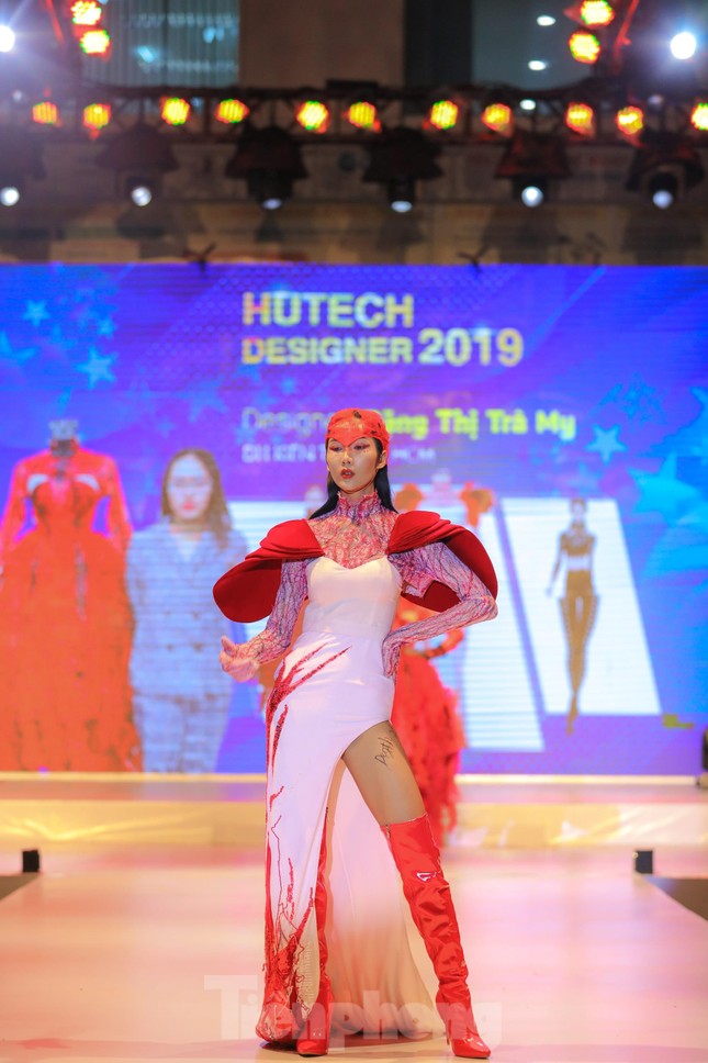 Ngắm bộ sưu tập thiết kế thời trang “lạ mắt” của học sinh, sinh viên TPHCM ảnh 4