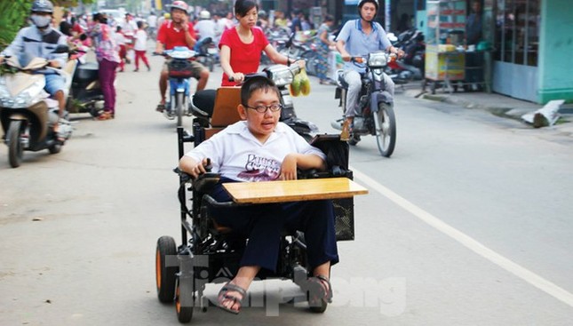 Tấm bằng đại học loại giỏi đổi bằng nước mắt của cha con nam sinh bại liệt ảnh 1