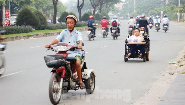 Tấm bằng đại học loại giỏi đổi bằng nước mắt của cha con nam sinh bại liệt ảnh 2