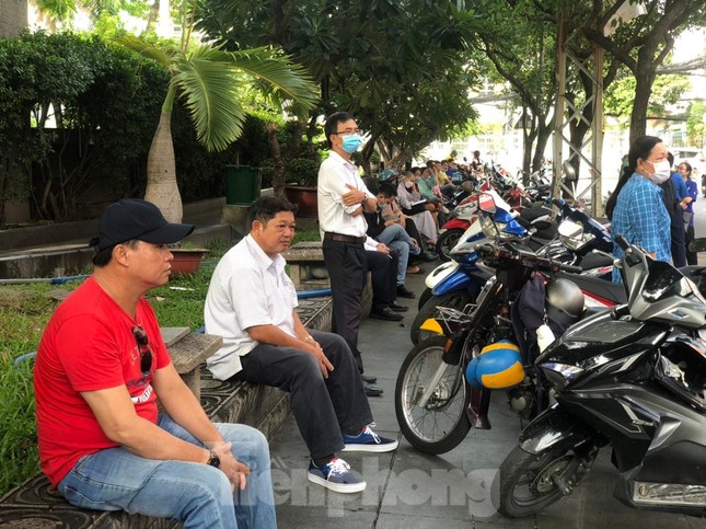 Bố mẹ 'bỏ việc' đưa con đi thi tốt nghiệp THPT ảnh 1