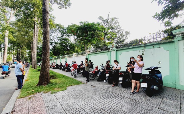Bố mẹ 'bỏ việc' đưa con đi thi tốt nghiệp THPT ảnh 3