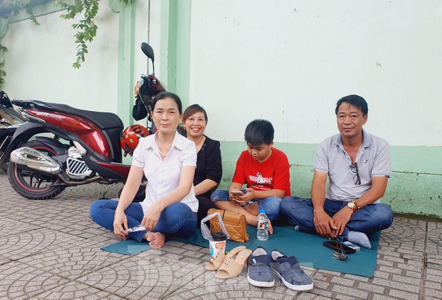 Bố mẹ 'bỏ việc' đưa con đi thi tốt nghiệp THPT ảnh 2