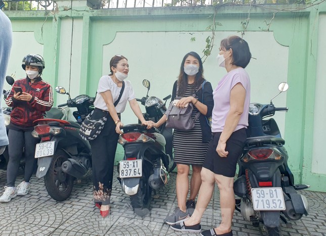Bố mẹ 'bỏ việc' đưa con đi thi tốt nghiệp THPT ảnh 5