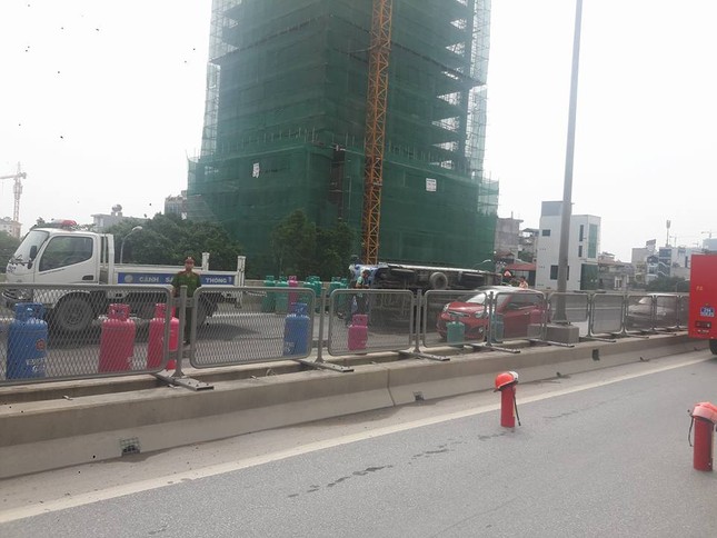 Xe chở gas lật ngang đường vành đai, 10km ùn tắc kinh hoàng ảnh 1