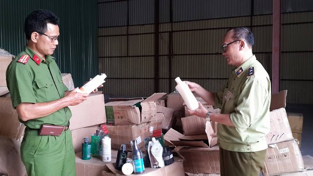 Bắt lô hàng mỹ phẩm lậu nhái 'hàng hiệu' ảnh 1