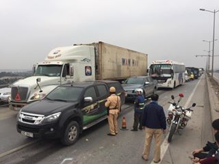 7 ô tô đâm liên hoàn trên cầu Thanh Trì, xe taxi bẹp rúm ảnh 1