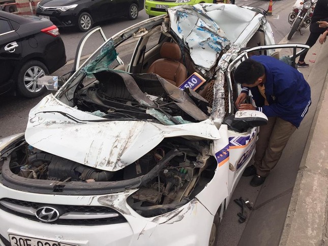 7 ô tô đâm liên hoàn trên cầu Thanh Trì, xe taxi bẹp rúm ảnh 2