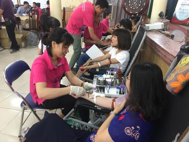 Nhóm cựu học sinh trở lại trường cấp 3 hiến máu cứu người ở Hà Nội ảnh 1
