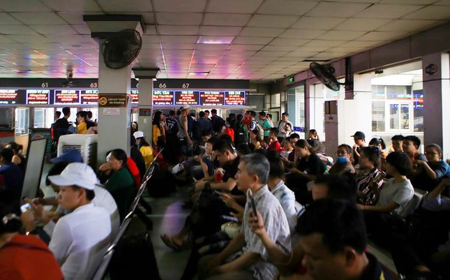 Ùn ùn về nghỉ lễ, cửa ngõ Hà Nội và TPHCM kẹt cứng ảnh 1