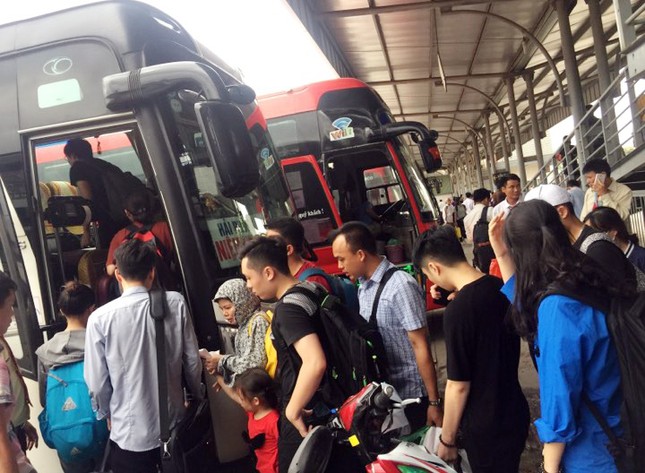 Ùn ùn về nghỉ lễ, cửa ngõ Hà Nội và TPHCM kẹt cứng ảnh 2