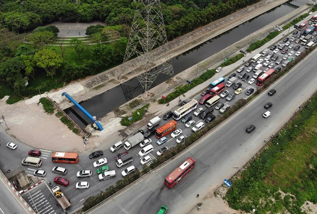 Ùn ùn về nghỉ lễ, cửa ngõ Hà Nội và TPHCM kẹt cứng ảnh 15