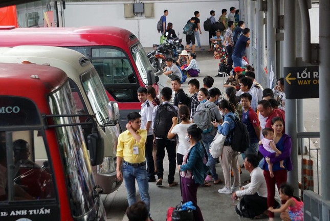 Ùn ùn về nghỉ lễ, cửa ngõ Hà Nội và TPHCM kẹt cứng ảnh 8