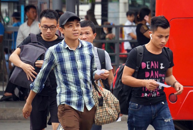 Ùn ùn về nghỉ lễ, cửa ngõ Hà Nội và TPHCM kẹt cứng ảnh 9