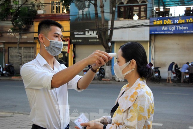 Cận cảnh phiên xét xử 12 bị cáo trong vụ gian lận điểm thi ở Sơn La ảnh 5