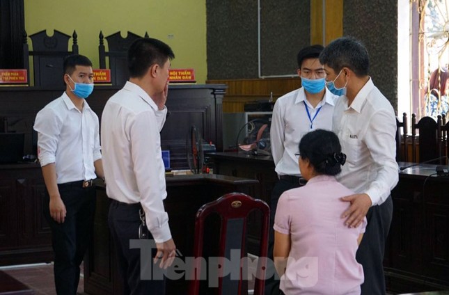 Hai phụ huynh đưa hối lộ nâng điểm được trả tự do tại tòa ảnh 4
