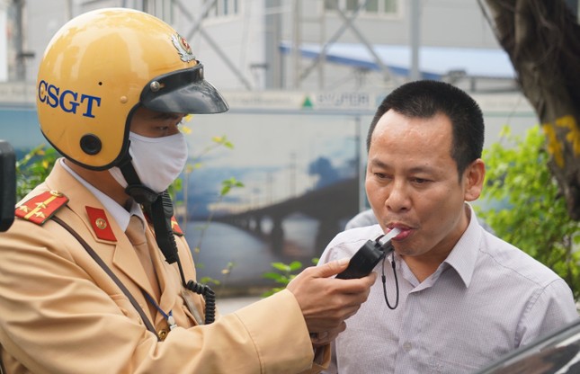 Hơn 20.100 'ma men' lái xe bị phạt trong một tháng tổng kiểm soát ảnh 1