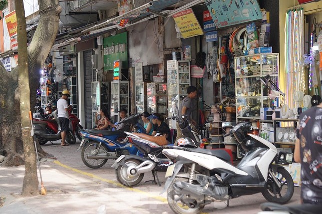 Nhiều tiểu thương chiếm dụng vỉa hè ở chợ Trời bị xử lý ảnh 2