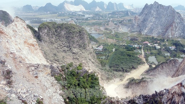 Cận cảnh 'bão bụi' bủa vây dân làng do nổ mìn phá đá ở Hải Phòng ảnh 4