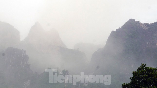 Cận cảnh 'bão bụi' bủa vây dân làng do nổ mìn phá đá ở Hải Phòng ảnh 3