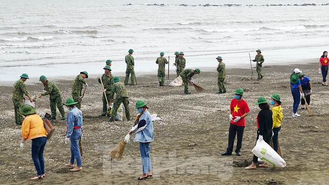 Chung tay làm sạch bãi biển Đồ Sơn, trao tặng khu vui chơi thiếu nhi ảnh 4