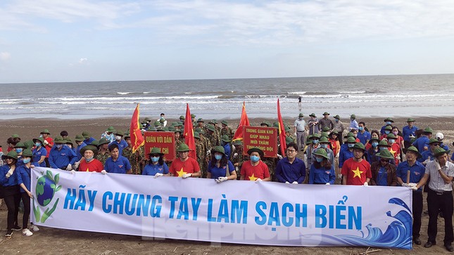 Chung tay làm sạch bãi biển Đồ Sơn, trao tặng khu vui chơi thiếu nhi ảnh 3