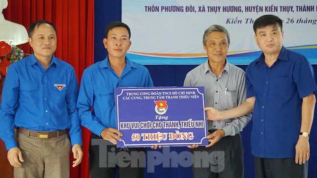 Chung tay làm sạch bãi biển Đồ Sơn, trao tặng khu vui chơi thiếu nhi ảnh 15