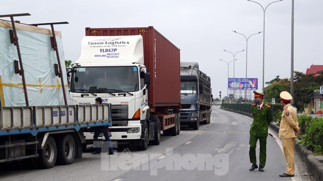 Hàng nghìn xe tải nườm nượp qua chốt COVID-19 trên QL5 ra cảng Hải Phòng ảnh 1