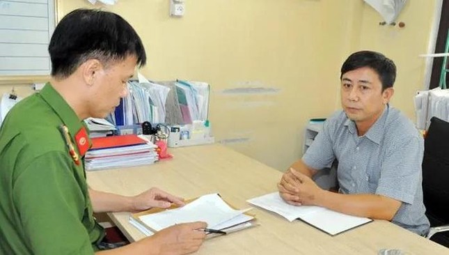 Khởi tố hiệu trưởng, kế toán trường tiểu học lập sách khống hỗ trợ học sinh nghèo ảnh 1