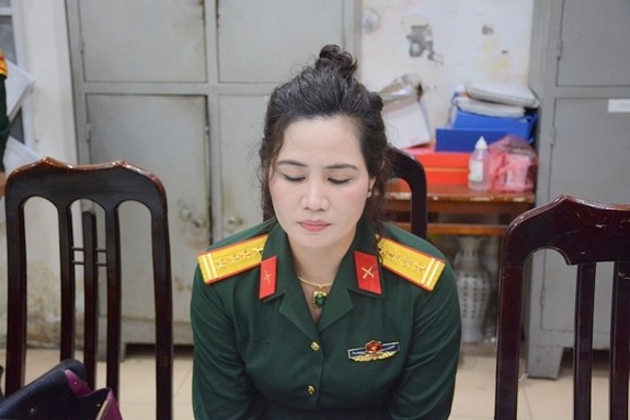 Nữ nhân viên công ty luật giả danh đại tá quân đội ảnh 1