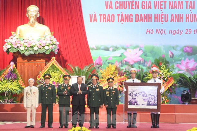 Trao tặng danh hiệu Anh hùng cho Quân tình nguyện và Chuyên gia Việt Nam tại Lào ảnh 2