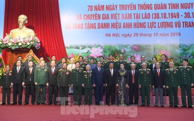 Trao tặng danh hiệu Anh hùng cho Quân tình nguyện và Chuyên gia Việt Nam tại Lào ảnh 7