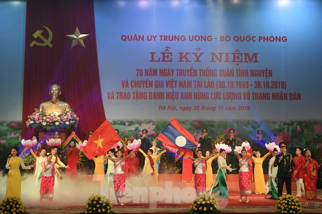 Trao tặng danh hiệu Anh hùng cho Quân tình nguyện và Chuyên gia Việt Nam tại Lào ảnh 9