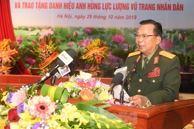 Trao tặng danh hiệu Anh hùng cho Quân tình nguyện và Chuyên gia Việt Nam tại Lào ảnh 5