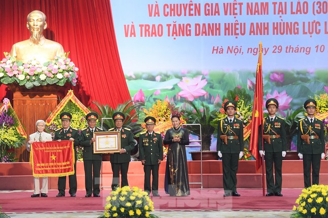 Trao tặng danh hiệu Anh hùng cho Quân tình nguyện và Chuyên gia Việt Nam tại Lào ảnh 1