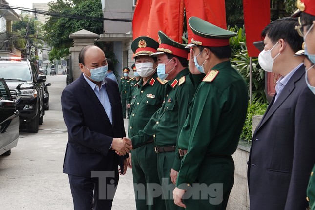 Thủ tướng Nguyễn Xuân Phúc kiểm tra công tác phòng chống dịch Covid-19 của Quân đội ảnh 1