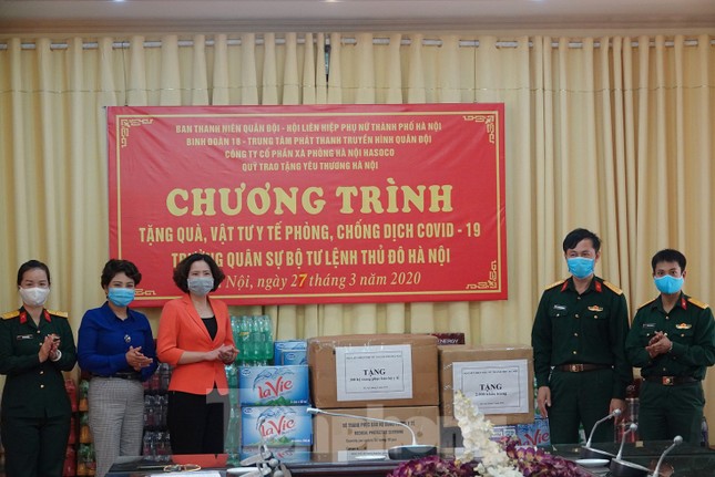 Ban Thanh niên Quân đội trao quà chống dịch ở khu cách ly COVID-19 ảnh 2