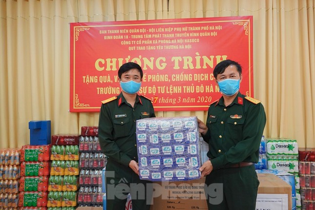 Ban Thanh niên Quân đội trao quà chống dịch ở khu cách ly COVID-19 ảnh 1