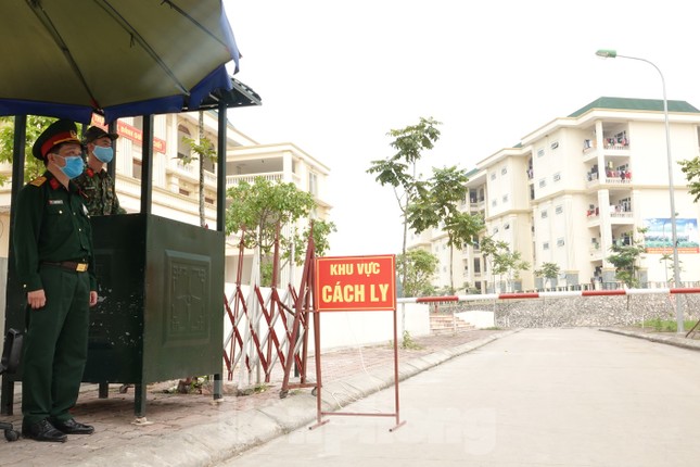 Ban Thanh niên Quân đội trao quà chống dịch ở khu cách ly COVID-19 ảnh 4